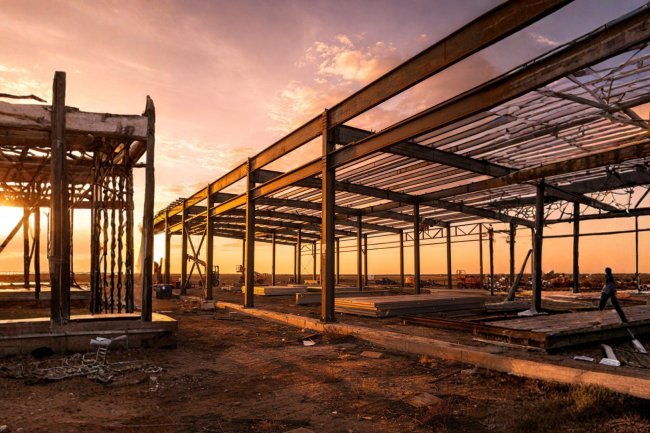 Red Iron vs. Post-Frame Barndominium in Texas: Which Is Right for Your Build?